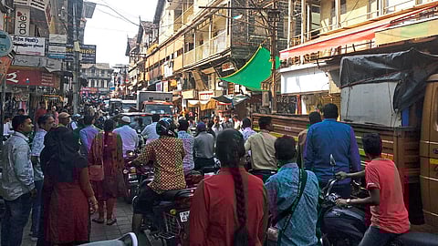 Encroachment team of Municipal Corporation stuck in road encroachment in the area.
