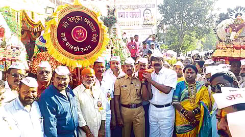 Sanjay Barkund, Pradeep Karpe, Parvati Ravi Pujari, Nagsen Borse, Sheetal Navale etc. participated in Yalmadevi Palkhi ceremony.