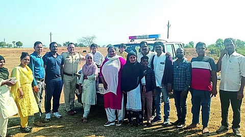 Passengers thanking Motor Vehicle Inspector Sameer Shirodkar.