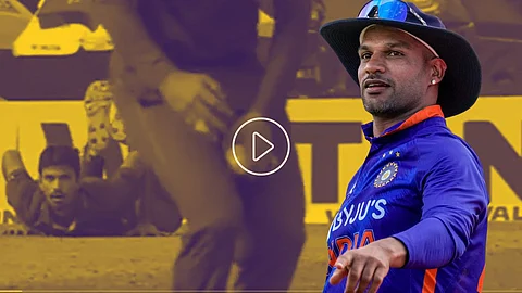 Shikhar Dhawan : शेवटी गब्बरच तो.. कॅच हाताने नाही तर पकडला पायाने; VIDEO व्हायरल