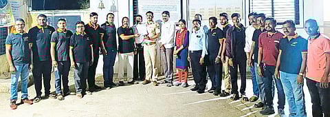 Chalisgaon: Officials of Sahyadri Pratishthan along with Dilip Ghorpade while giving a statement to the officers of rural police station.