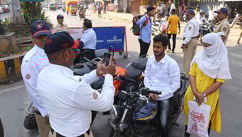 ‘विनाहेल्मेट’ कारवाईला