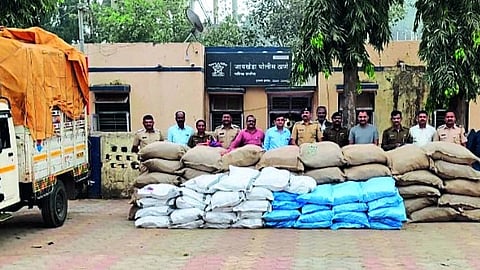 Assistant Police Inspector Shrikrishna Pardhi, Sub-Inspector Tushar Bhadane, Navnath Rasal, Sunil Patil of Crime Branch, etc. while seizing Gutka worth Rs.