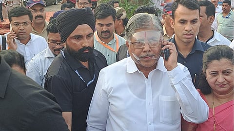 Chandrakant Patil : चंद्रकांत पाटलांच्या चेहऱ्यावर 'फेस मास्क'; खबरदारीचा उपाय?