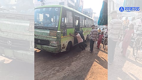 Passengers Pushing Corporation Mini Bus