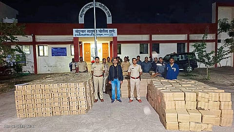 Additional Superintendent of Police Nilesh Tambe, Police Inspector Rahul Kumar Pawar and police personnel along with the illegal liquor seized from Koparli and brought to Nandurbar Taluka Police Station.