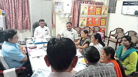 Jalgaon: Dr. while speaking at the meeting of the Advisory Committee on Pregnancy Prevention. Kiran Patil. Officers of neighborhood committee