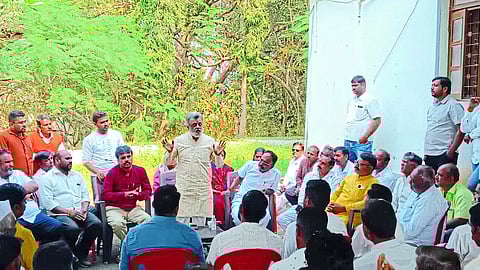Shiv Sainik present in front of Jayant Dinde while guiding the Shiv Sainiks during the important meeting of Shiv Sainiks in the taluka.