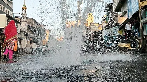 Water fountains are flying on Thursday due to the leakage of a water pipeline in the area.
