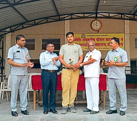 Kasbe Sukene: Keshav Tungar, Devram Mogul, Raibhan Davange etc. felicitated Vignesh Tidke who qualified in state level weightlifting sports.