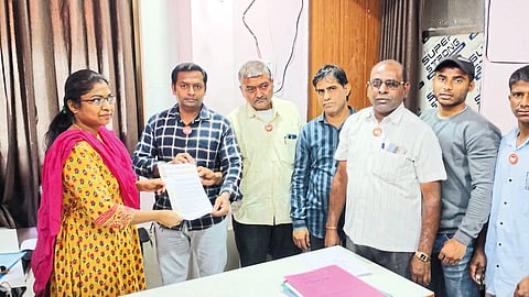 Taloda: MNS taluka chief Vipul Rane, city chief Sudhakar Mali and businessmen while giving a statement to Principal Sapna Vasava