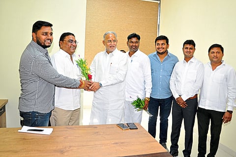 Nandurbar: In the hall of the municipal opposition party leaders in the new administrative building, the opposition leader Adv. Shiv Sena leader Chandrakant Raghuvanshi, corporator Anand Mali, Gaurav Chaudhary etc. while welcoming Charudatta Kalvankar and taking his seat with honor.