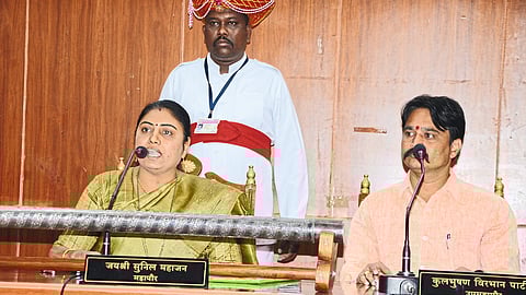 Jalgaon: Mayor Jayashree Mahajan speaking at the General Assembly held on Friday. Neighbor Deputy Mayor Kulbhushan Patil. In the second photograph, the members disrupt the General Assembly