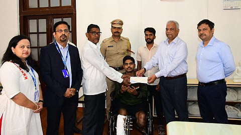 25 lakh check to Raigad home guard lost his leg in accident pune