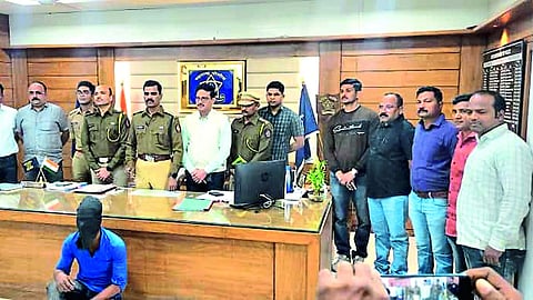Superintendent of Police Sanjay Barkund with the suspect arrested in the case of the murder of a goods worker