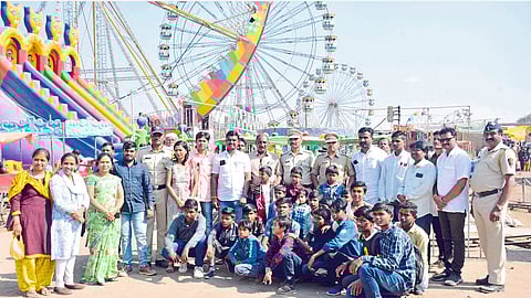 Aniket Bharti, Digambar Bhadane, Vinod Shelar and Gram Panchayat officials after traveling the orphan students of the shelter organization in the yatra.