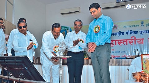 Krishri Ratna Vishwas Patil while inaugurating the Nutritious Cereal Workshop. Neighboring Collector Aman Mittal etc.