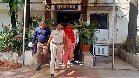 Dombivali Crime : ड्रेस बदलला, पण चप्पल बदलण्यास विसरली; चप्पलने फोडले तिचे चोरीचे बिंग