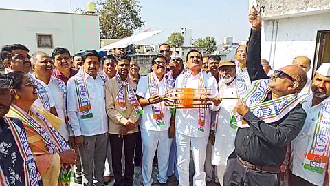 Senior Congress leader Rajaram Pangawane enjoying the kite festival. Neighboring regional secretary Ramesh Kahandol, city president Pritam Patni and other officials.