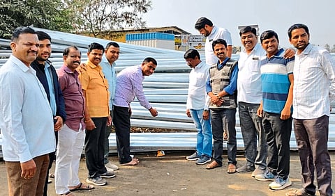 Pimpalgaon Baswant: Satish More, Bapusaheb Patil, Chindhu Kale etc. while starting the work of the street lamp to be installed on the service road of the highway