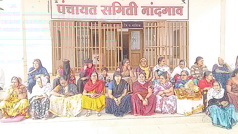 Thiya protest by women employees of Nandgaon Taluka School Nutrition Diet Committee to get overdue subsidy at the entrance of Panchayat Samiti.