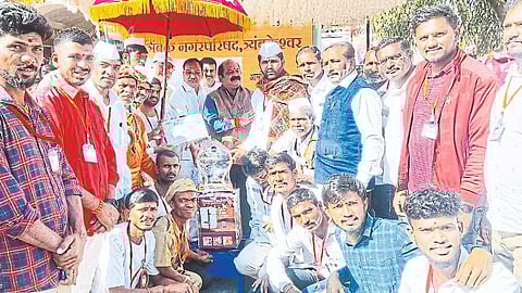 On the occasion of Sant Nivrittinath Maharaj Yatrotsava, the Eco-Friendly-Clean Dindi award distribution ceremony was held by the Municipal Council on Thursday.