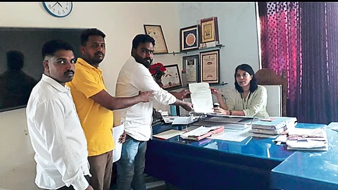 Amol Pawar and the villagers present while giving a statement to the Group Development Officer Lata Gaikwad regarding the investigation and action taken against the corruption in the Dalit Settlement Improvement Scheme.