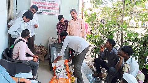Taloda: Workers distributing cheap grain to migrant laborers in the presence of Tehsildar Girish Wakhare. Neighbor Supply Inspector Pramod Doifode, Anil Pardeshi