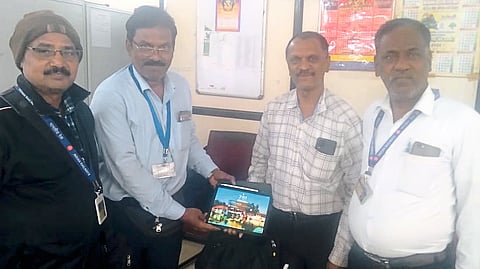 Bhusawal: While giving the bag to the passenger Vijay Chaudhary, V. L. Athawale etc