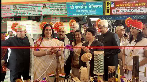 While inaugurating the Adihat exhibition, Tribal Development Commissioner Nayana Gunde along with Managing Director of Tribal Development Corporation Leena Bansod and officials present.