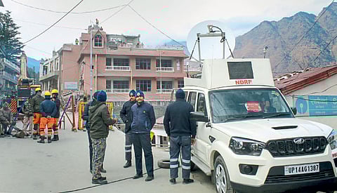 Migration of 250 families from Joshimath 849 houses cracked Pushkar Singh Dhami met Amit Shah