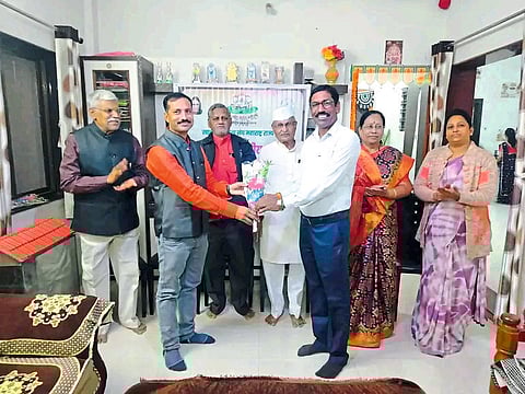 Shirpur: Khandesh Sahitya Sangh Taluka President K. B. blacksmith Neighbors Subhash Ahire, Jagdish Devpurkar, Dr. Sadashiv Suryavanshi, Sarika Randhe, Dr. Phula Bagul etc