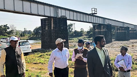 During the inspection of the railway line between railway station to Jamner railway station, DRM S. S. Kedia etc.