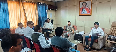 Jalgaon: Mayor Jayashree Mahajan, Deputy Mayor Kulbhushan Patil and Commissioner Devidas Pawar while reviewing the work of municipal officials