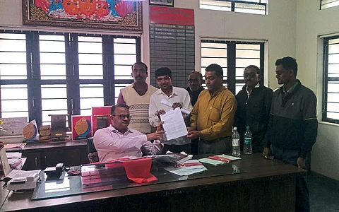 Gram Rojgar Sevak giving statement of various demands to Development Officer Ansar Shaikh