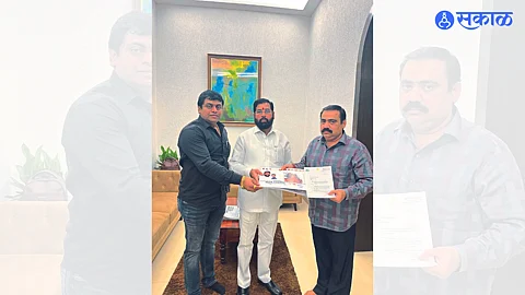 Suhas Kande, Neighbor Farhan Khan while giving the report to Chief Minister Eknath Shinde taking account of the work done in his constituency through the booklet "Bald Ghatoi Badal Dastoy".