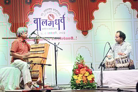 Jalgaon: Pandit Uday Shankar presenting the invention of Chitravenu instrument. Ramakrishna Karambelkar accompanying him on tabla