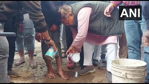 pradhuman Singh washed feet of person apologised for bad condition of road in Gwalior video goes viral