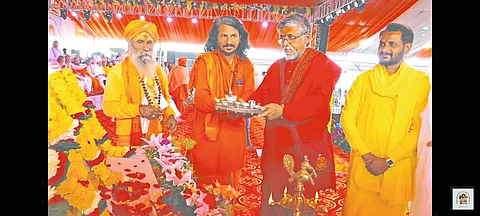 Godri: Saint-Mahant doing Aarti in Banjara Samaj Kumbh