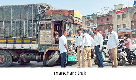 नाशिक महामार्गावर दुर्घटना टळली
मालवाहू ट्रकचा पाटा तुटल्याने निखळले चाक; काही काळ वाहतूक कोंडी