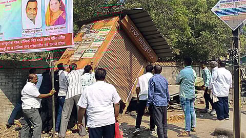 Jalgaon: Municipal Corporation employees removing encroachments in Valmiknagar