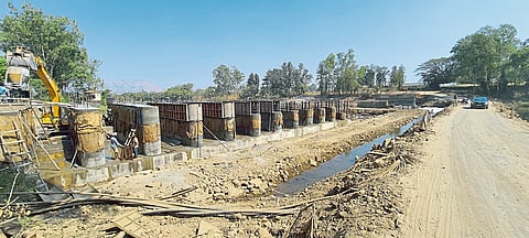 कडधे बंधाऱ्याच्या कामाला वेग