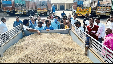 Soybean auction going on at the Bazar Samiti grain market.