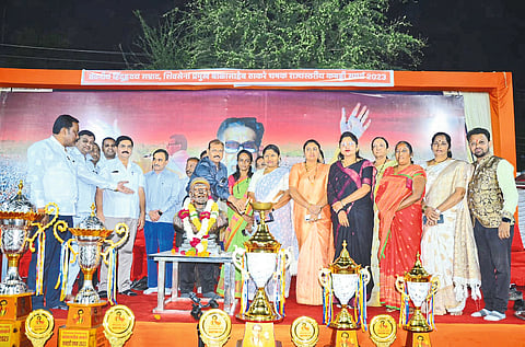 Jalgaon: Nitin Laddha at the start of state level kabaddi tournament at Shivtirtha Maidan. Neighbors Sharad Taide, Jyoti Taide, Shubhangi Patil, Laxmikant Chaudhary, Raju Chaudhary, Ajay Jadhav, Narayan Khadke, Mangala Patil, Mayor Jayashree Mahajan, Sunil Mahajan etc