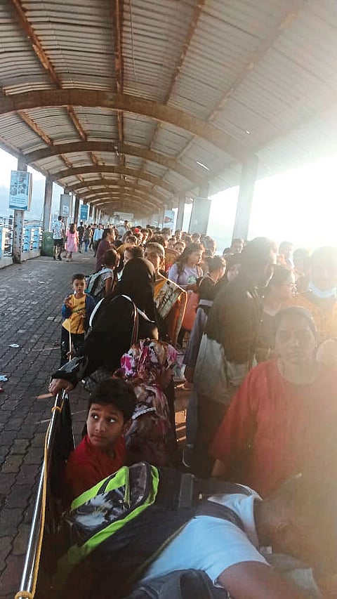 हजारो पर्यटकांचा खोळंबा