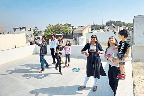 Nandurbar: Women, young women and young children fly kites on the occasion of Kite festival