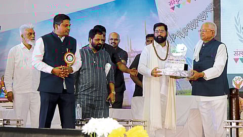 Gurumauli Annasaheb More Neighbor Abasaheb More, Guardian Minister Dada Bhuse etc. while welcoming Chief Minister Eknath Shinde at the Agricultural Festival on Sunday.