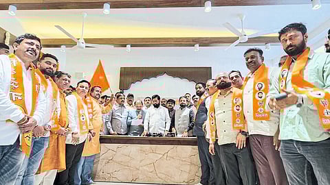 Chief Minister Eknath Shinde along with Secretary Bhausaheb Choudhary, MP Hemant Godse, Naresh Mhaske, Metropolitan Mayor Praveen Tidme, Raju Lavate etc. welcomed the entrants to Balasaheb's Shiv Sena.