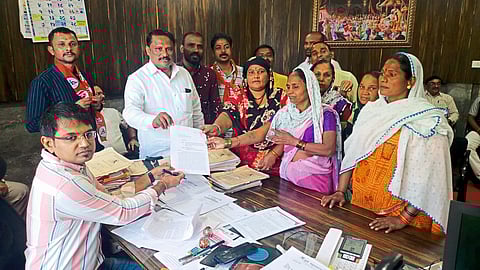 Dhule: Substitute cleaners while giving a statement to Additional Commissioner Nitin Kapdanis demanding that they should be taken into the permanent service of the Municipal Corporation