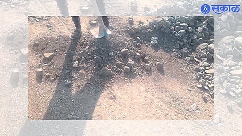 Kalamsare (T. Amalner): Bad condition of Shahapur road
